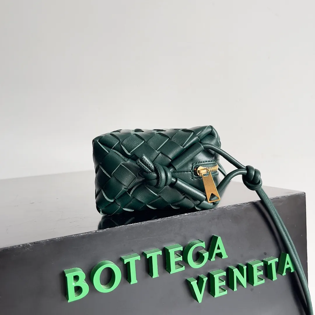 Batch 1560 New version and new color (third generation) 𝗕𝗼𝘁𝘁𝗲𝗴𝗮 𝗩𝗲𝗻𝗲𝘁𝗮———— The latest version of the loop camera bag💥 at the BV King of Cost-Effectiveness counter, large woven texture➕As always, ultra-high-quality lambskin, with zippers and adjustable drawstrings, it is especially suitable for the belly💫It can fit anything, and it is very light in weight. It is suitable for girls of all ages. Size: 17*10*6cm Style number: 723547
